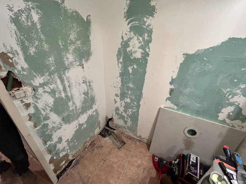 Reprise plaque de platre après avoir démonté la cabine de douche à Orange 