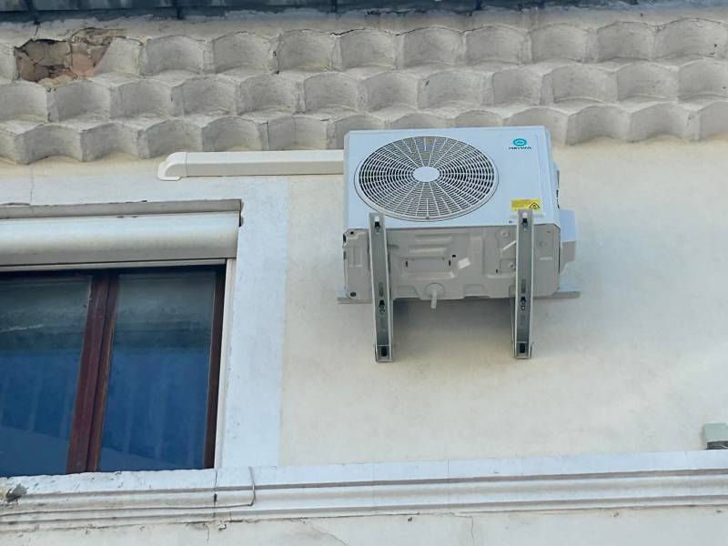 Unité extérieure climatisation marque francaise HEIWA à Orange situé dans le Vaucluse
